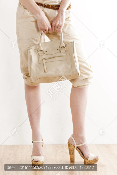 站著的女人穿著夏天的衣服和鞋子的細(xì)節(jié)
