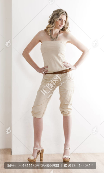 站著的女人穿著夏天的衣服和鞋子