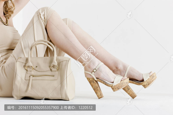 坐著的女人穿著夏天的衣服和鞋子