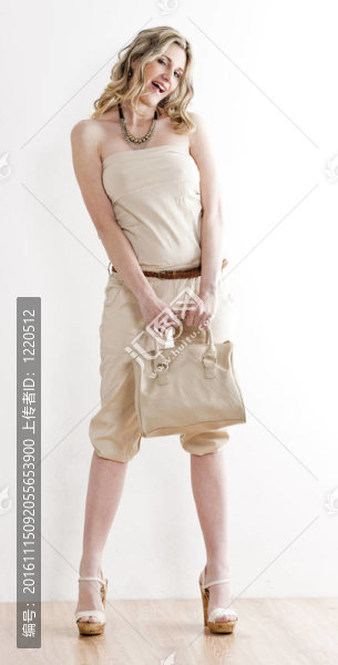 站著的女人穿著夏天的衣服和鞋子