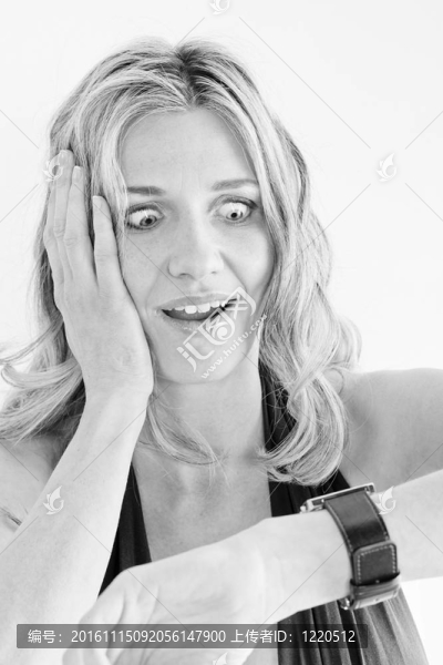 女人看著手表的肖像