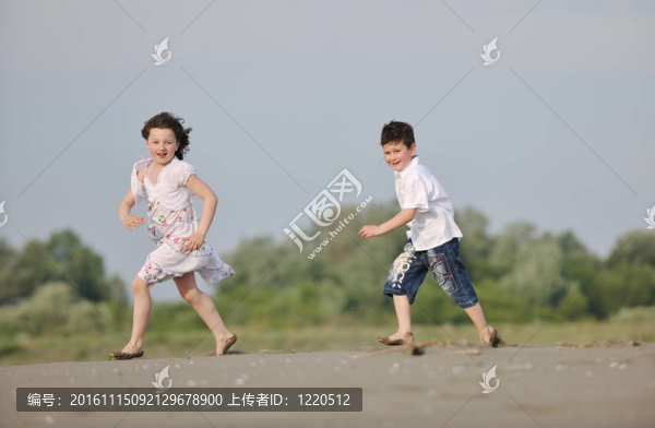 孩子們在沙灘上玩耍