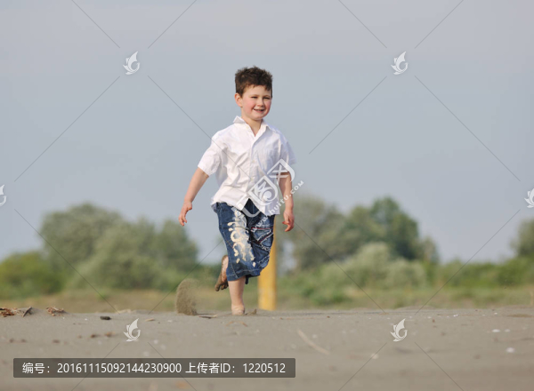 在海灘上跑步的小男孩