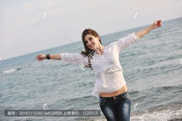 年輕的女人喜歡在海灘上