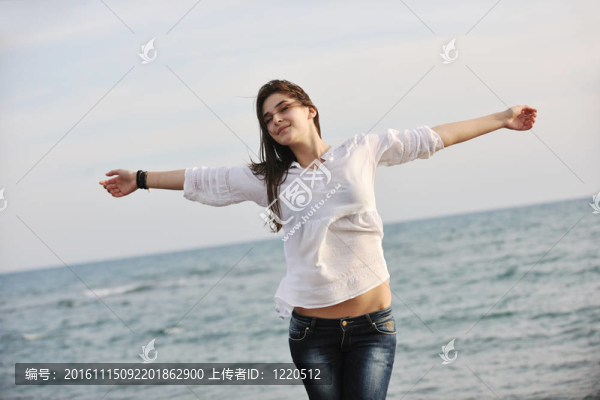 年輕的女人喜歡在海灘上
