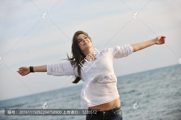 年輕的女人喜歡在海灘上