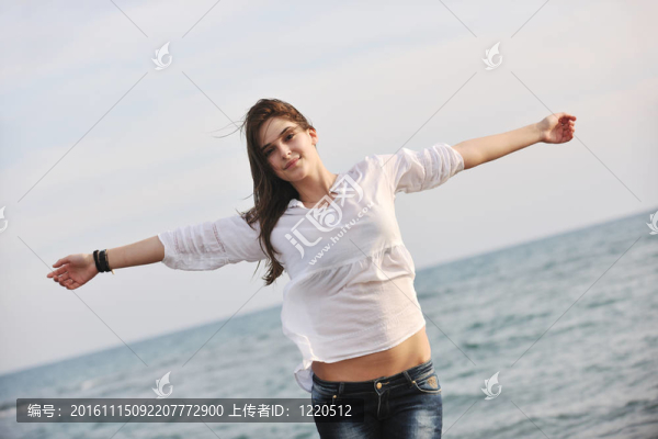 年輕的女人喜歡在海灘上