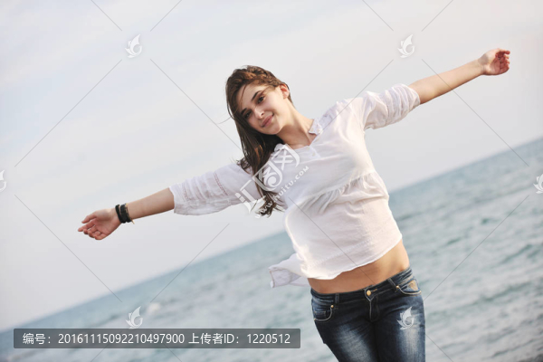 年輕的女人喜歡在海灘上