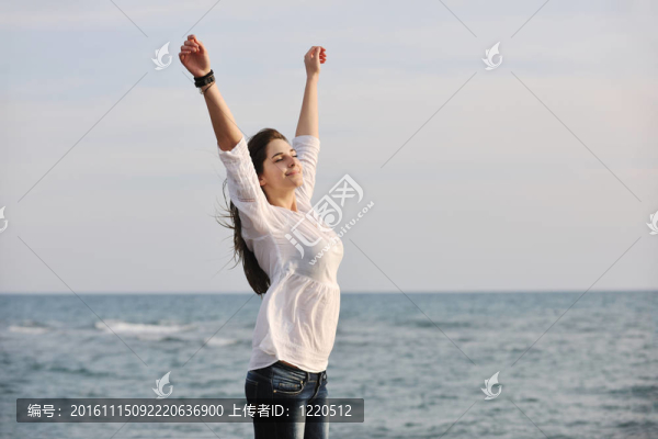 年輕的女人喜歡在海灘上