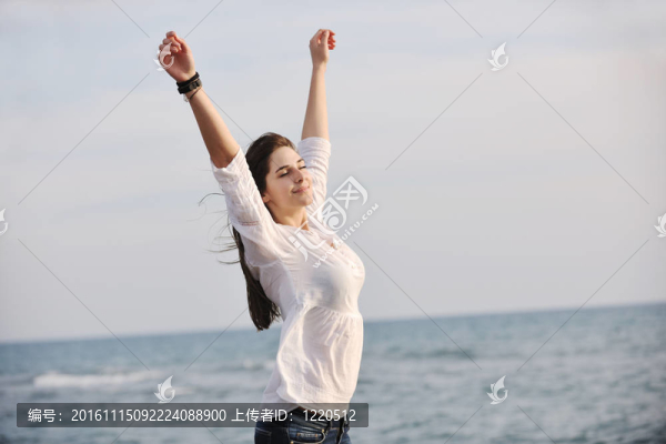 年輕的女人喜歡在海灘上