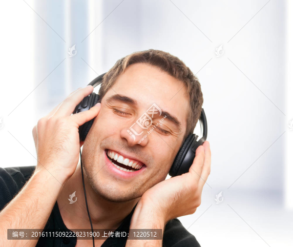 微笑的男人聽音樂(lè)