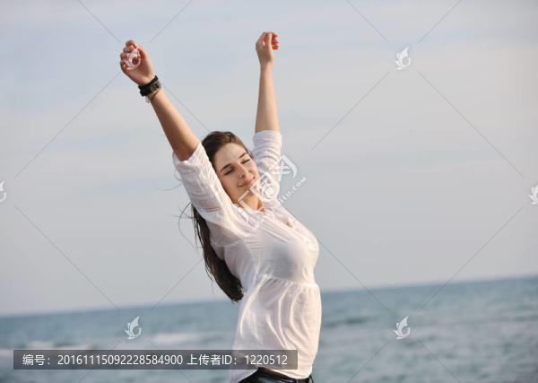年輕的女人喜歡在海灘上