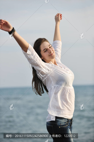 年輕的女人喜歡在海灘上