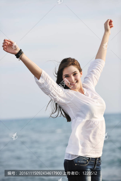 年輕的女人喜歡在海灘上