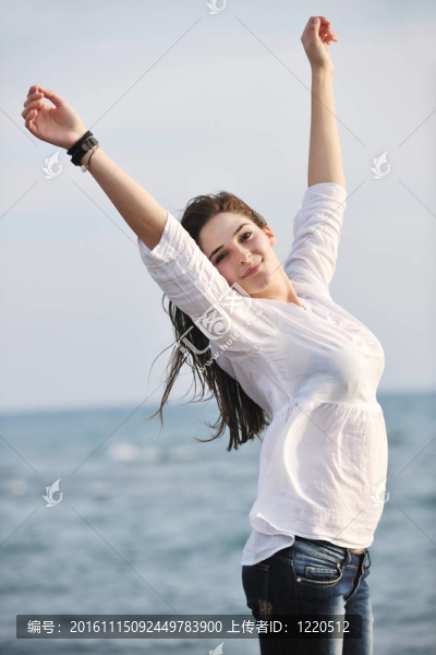 年輕的女人喜歡在海灘上