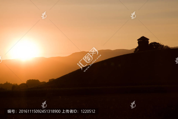 美麗的日落在山的后面