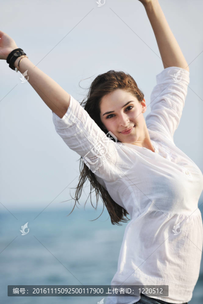 年輕的女人喜歡在海灘上