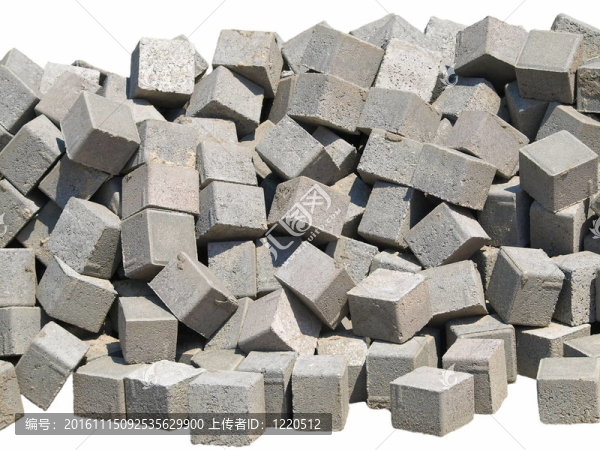 白色在白色上隔離的鋪路石