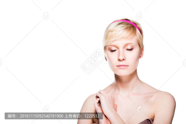一個美麗的女性模特在白色背景下閉上眼睛的肖像
