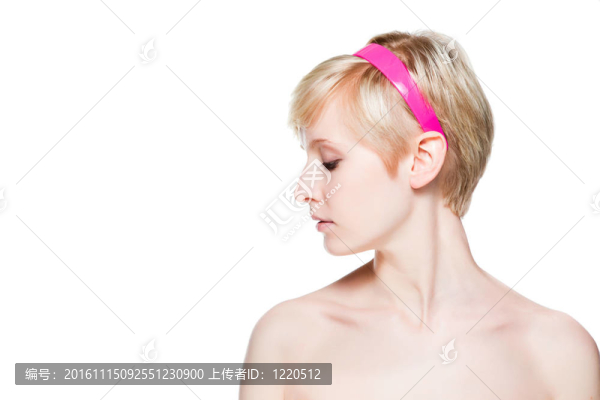 白色背景下的美麗女性模特肖像