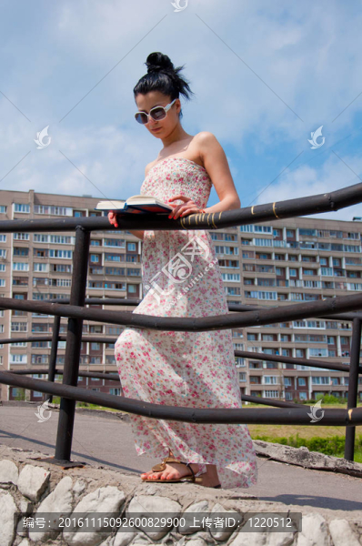 年輕的女人讀一本書(shū)