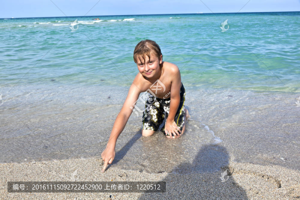 男孩在海洋里享受清澈的水