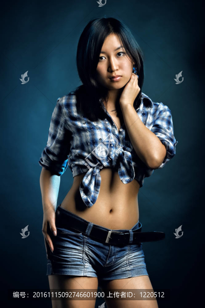 穿著襯衫的亞洲女人