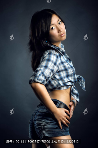 穿著襯衫的亞洲女人
