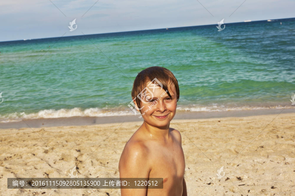 海灘上的小男孩