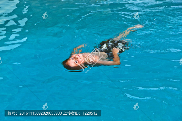 男孩喜歡在室外游泳池游泳