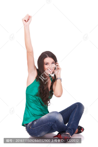 在電話中歡呼的偶然女孩