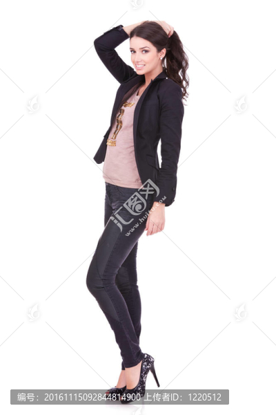 漫不經(jīng)心的女人拿著她的頭發(fā)