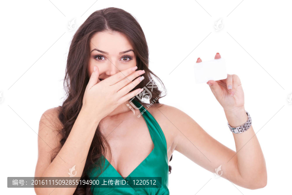 驚訝的年輕女人用一張卡片
