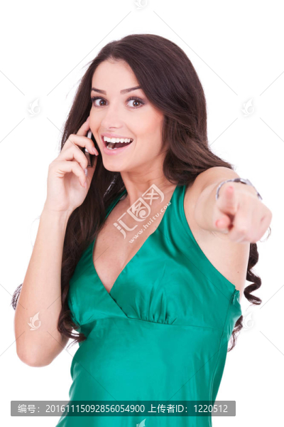 微笑的休閑女人在手機上聊天