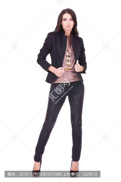 隨便的女人拉她的夾克