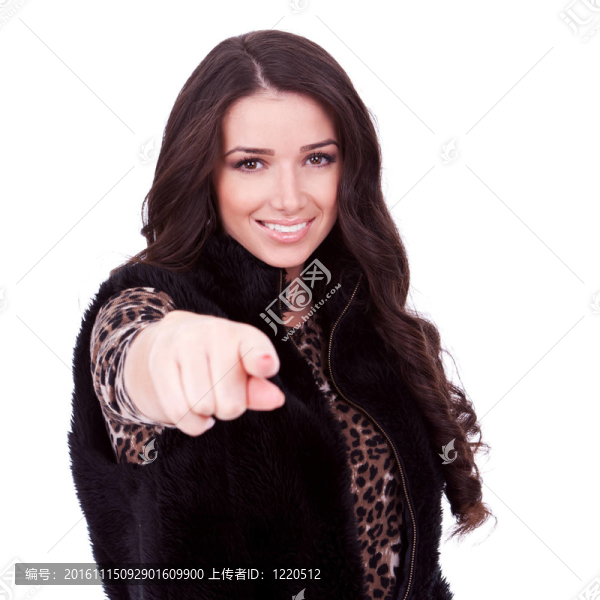 穿著毛皮外套的女人