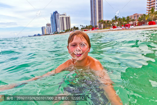孩子在海洋里游泳