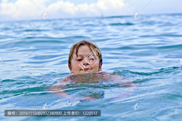 孩子在海洋里游泳