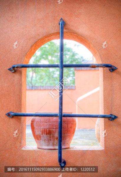 帶空花盆的拱形墻洞