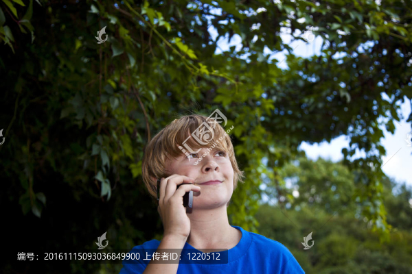 年輕男孩在打手機(jī)。