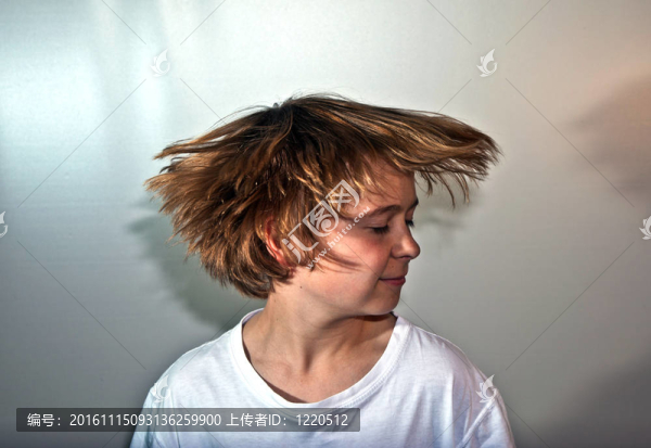 男孩哭著哭著