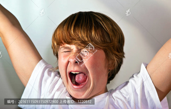 男孩哭著哭著