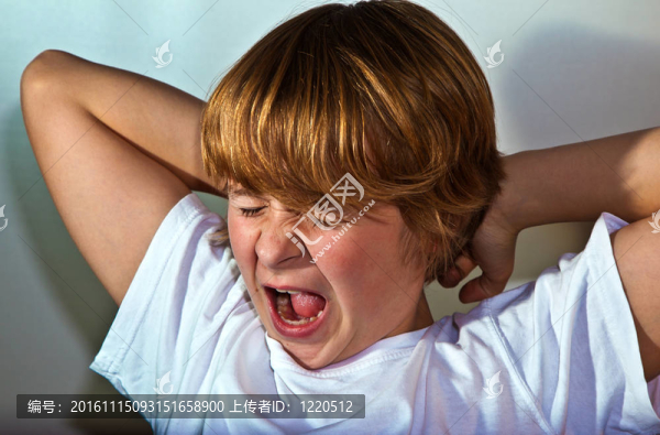男孩哭著哭著