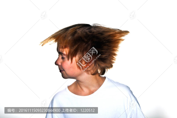 男孩正在移動他的頭和頭發(fā)飛行