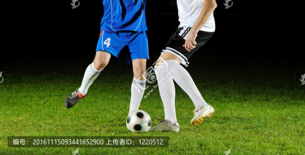 足球運動員在行動中的球