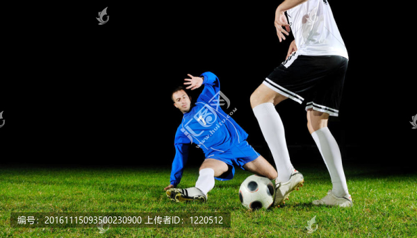 足球運(yùn)動(dòng)員在行動(dòng)中的球