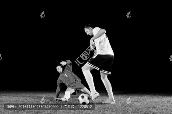 足球運(yùn)動(dòng)員在行動(dòng)中的球