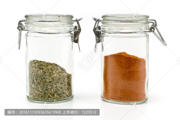 在壇子里的紅辣椒粉和牛至