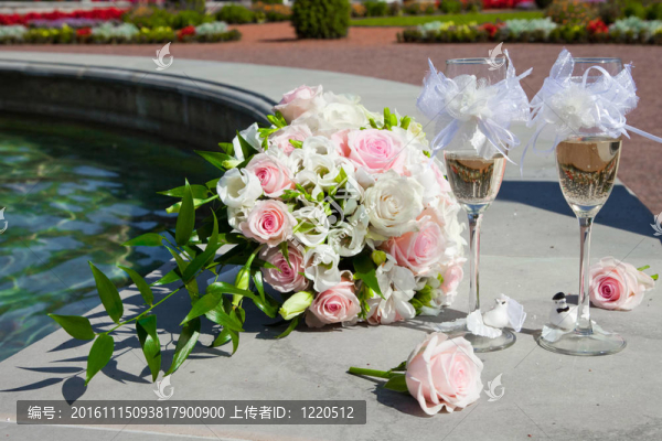 香檳酒的tbride和眼鏡的婚禮花束