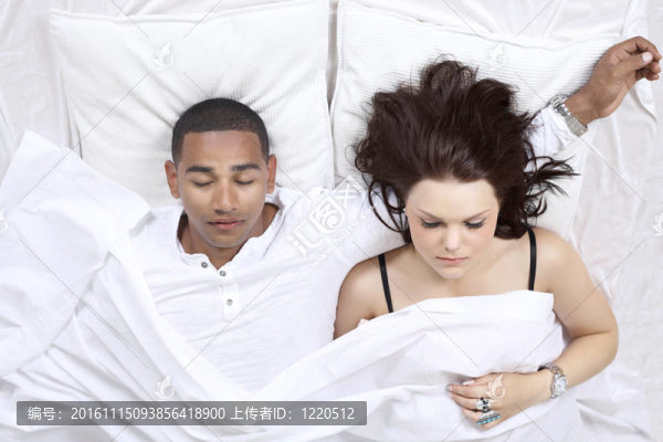 夫妻睡在床上